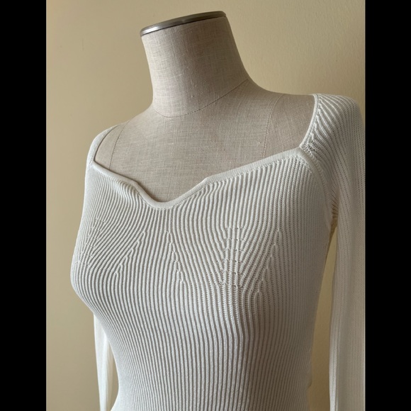 Top. Sweater. Blouse. - Picture 4 of 5